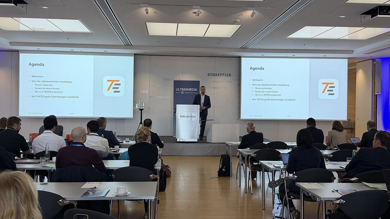 Digitale Fabrik 2026 - Sprecher auf der Bühne und spricht zum Publikum